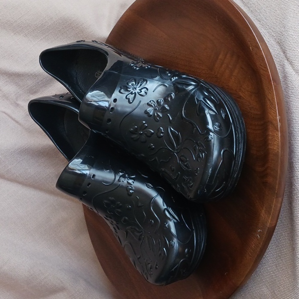 Dansko Black Pixie Floral Pippa Molded Waterproof Clogs Slip-on Womens Size 7.5
